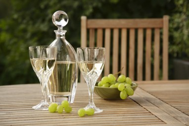 Genießen Sie ein Glas Wein auf der Terrasse