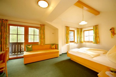 Liebevoll eingerichtete Zimmer im Hotel Bruckreiterhof